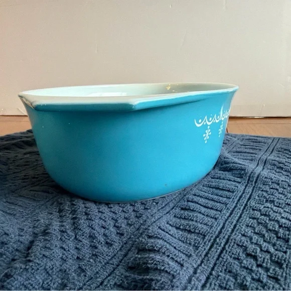 Pyrex Snowflake design lg 2.5 qt casserole dish, with white intact lid. - Picture 9 of 12
